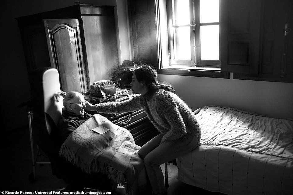 Sự cô đơn tỏa ra từ những bức ảnh ám màu thời gian - Ảnh 4.