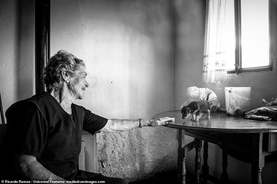 Sự cô đơn tỏa ra từ những bức ảnh ám màu thời gian - Ảnh 8.