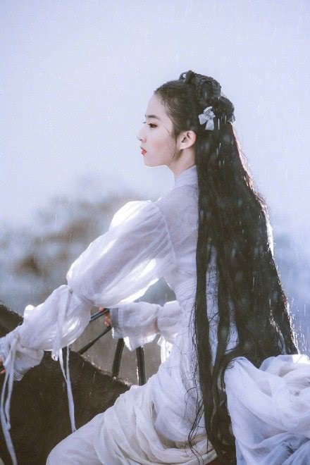 Lưu Diệc Phi xinh đẹp như nữ thần - 7
Tháng 8 vừa rồi, Lưu Diệc Phi đã đón sinh nhật lần thứ 31 tại phim trường. Ngôi sao xinh đẹp không được ở bên người thân trong dịp đặc biệt này nhưng cô vẫn rất hạnh phúc. Mỹ nhân của màn ảnh Hoa ngữ lại quay về tình trạng độc thân sau khi xác nhận chia tay với nam diễn viên Song Seung Heon vào đầu năm 2018. Cặp đôi quyết định “đường ai nấy đi” vì không có thời gian vun đắp tình cảm. Song Seung Heon sống tại Hàn trong khi Lưu Diệc Phi làm việc chủ yếu tại Trung Quốc.