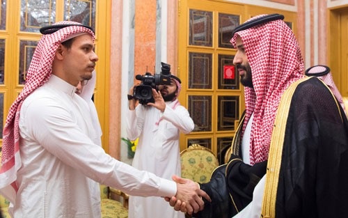 Thổ Nhĩ Kỳ đấu Ả Rập Saudi - 1
Thái tử Ả Rập Saudi Mohammed bin Salman (phải) gặp người nhà của nhà báo Jamal Khashoggi tại Riyadh hôm 23-10. Ảnh: REUTERS