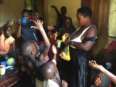 Bà mẹ "mắn" nhất Uganda: Sinh 44 con dù mới 40 tuổi - 2 Mariam Nabatanzi đã rất vất vả chăm sóc cho các con