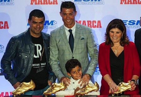 Dính nghi án hiếp dâm, C.Ronaldo vẫn được tôn vinh tại quê nhà - 2 Người anh Hugo Aveiro luôn rất tự hào về C.Ronaldo