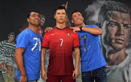 Dính nghi án hiếp dâm, C.Ronaldo vẫn được tôn vinh tại quê nhà - 3 CR7 được yêu quý đến mức được dựng tượng tại quê nhà