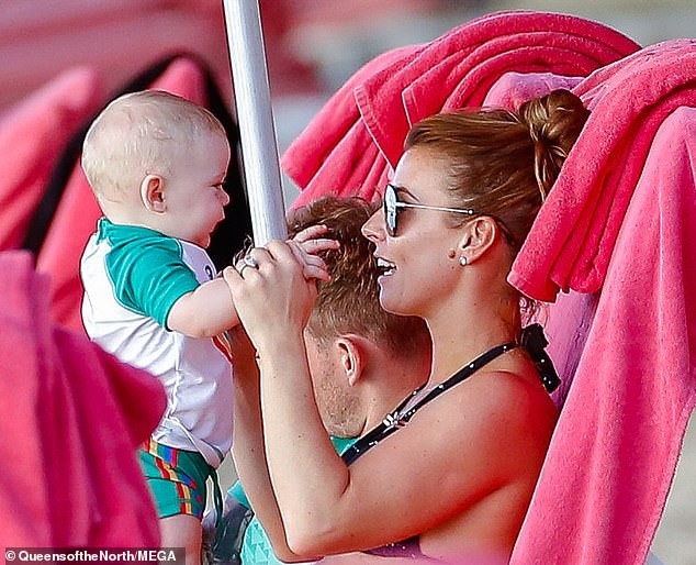 Coleen Rooney tự tin diện bikini sau khi sinh nở - 5
Coleen Rooney và danh thủ Anh Wayne Rooney kết hôn đã 10 năm