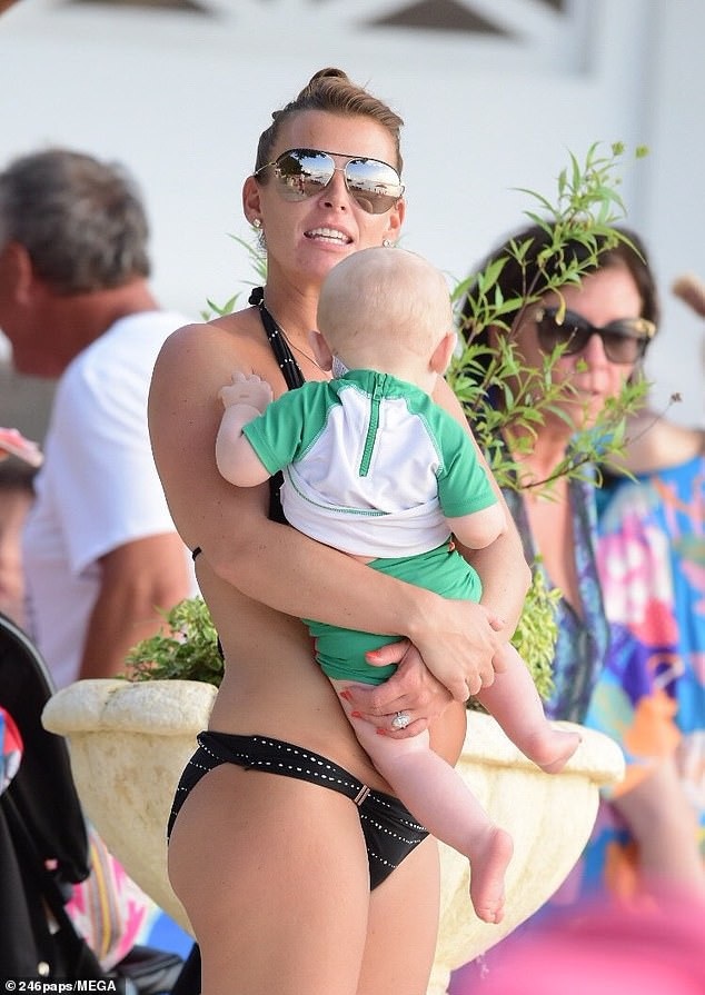 Coleen Rooney tự tin diện bikini sau khi sinh nở - 8
Wayne Rooney đã tới Mỹ thi đấu cho CLB Washington D.C. United và anh đưa vợ con đi cùng