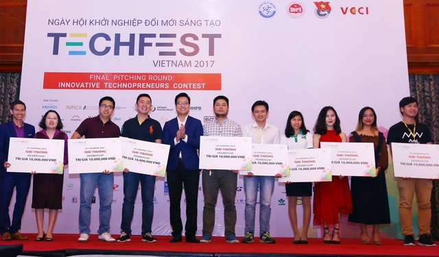 Khởi động Cuộc thi khởi nghiệp sáng tạo công nghệ 4.0 - 1
Các đội đạt giải thưởng cao ở cuộc thi techfest 2017.