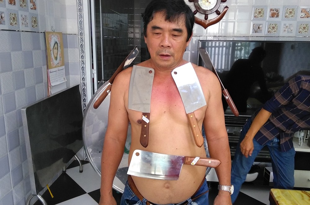 Kỳ lạ người đàn ông có khả năng hút dính kim loại và đá - Ảnh 1. Kỳ lạ người đàn ông có khả năng hút dính kim loại và đá - Ảnh 1.