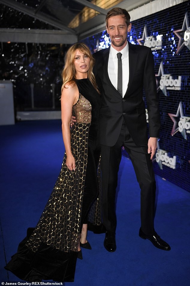Abbey Clancy thon thả hơn sau khi sinh ba con - 4
Abbey Clancy chia sẻ, cô may mắn có chồng và mẹ giúp đỡ chăm con để có thể làm việc nhiều hơn