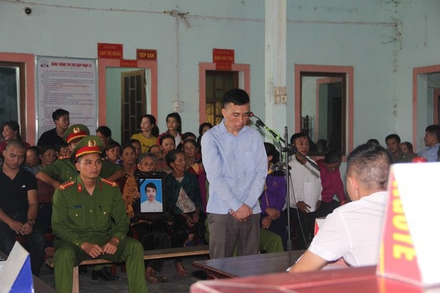 Xót xa cảnh em gái ôm di ảnh anh trong phiên tòa nhiều uất ức - Ảnh 2. Xót xa cảnh em gái ôm di ảnh anh trong phiên tòa nhiều uất ức - Ảnh 2.