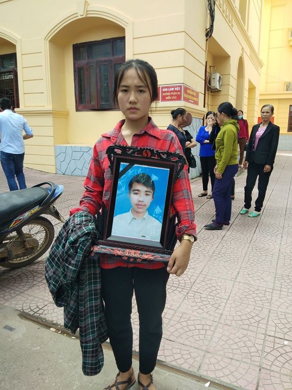 Xót xa cảnh em gái ôm di ảnh anh trong phiên tòa nhiều uất ức - Ảnh 3. Xót xa cảnh em gái ôm di ảnh anh trong phiên tòa nhiều uất ức - Ảnh 3.