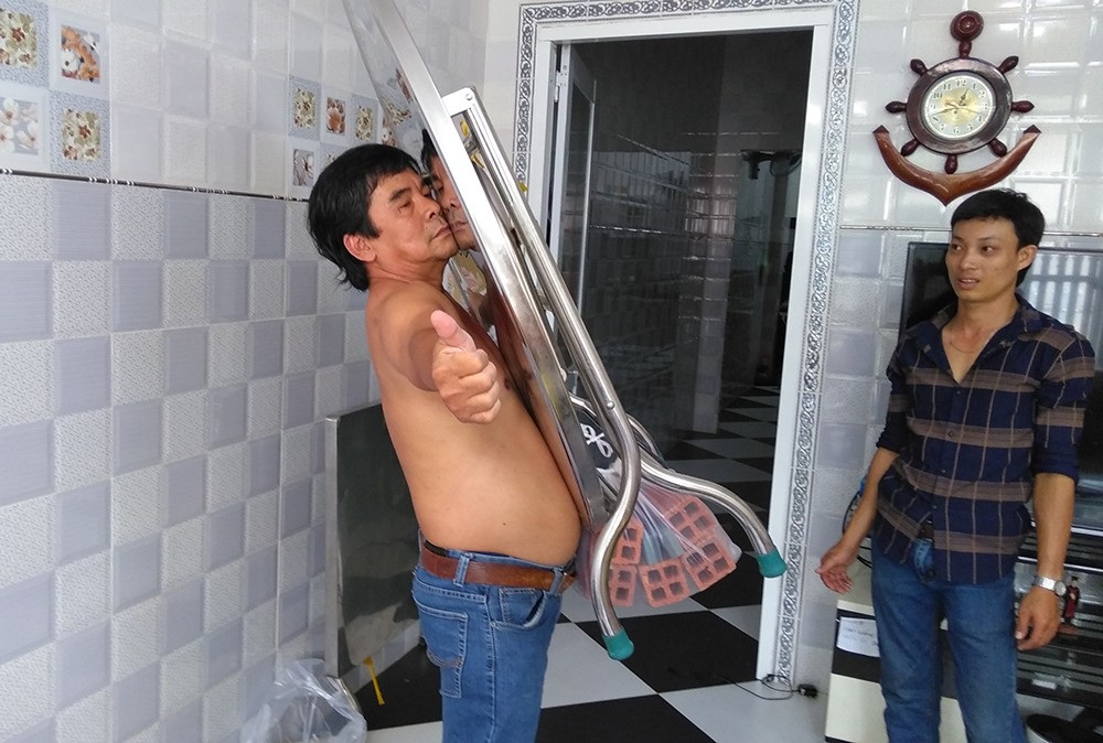 Kỳ lạ người đàn ông có khả năng hút dính kim loại và đá - Ảnh 5. Kỳ lạ người đàn ông có khả năng hút dính kim loại và đá - Ảnh 5.