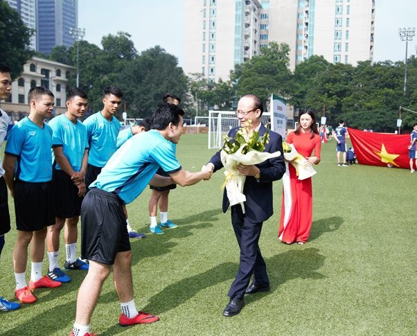 Khai mạc Giải bóng đá Môi trường đô thị toàn quốc lần thứ nhất 2018 tranh cúp T&T - 2
Ông Nguyễn Tất Thắng - Phó Tổng Giám đốc thường trực Tập đoàn kiêm thành viên HĐQT Tập đoàn T&T Group tặng hoa cho các cầu thủ tham dự giải đấu