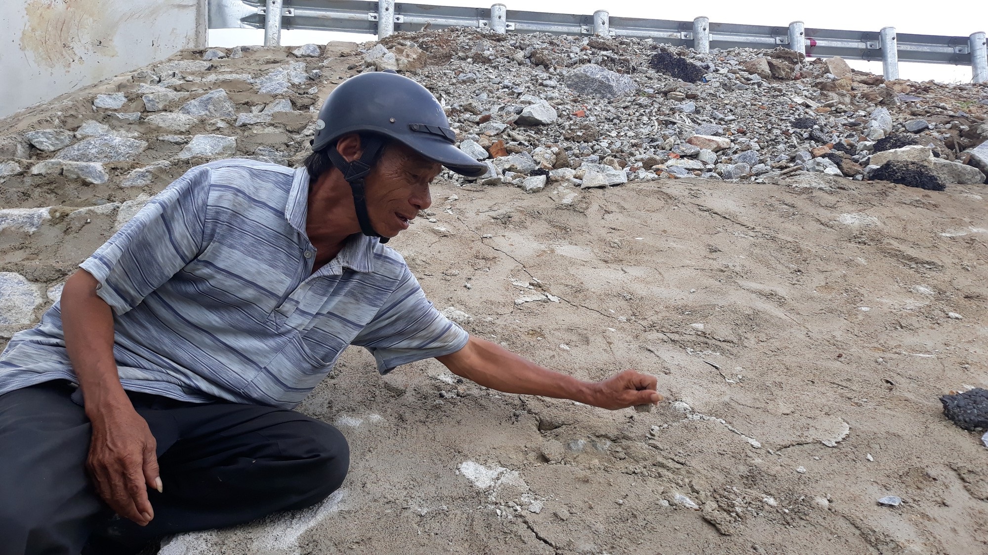 Cao tốc Đà Nẵng - Quảng Ngãi: Bê tông mái taluy vỡ vụn - Ảnh 2. Cao tốc Đà Nẵng - Quảng Ngãi: Bê tông mái taluy vỡ vụn - Ảnh 2.