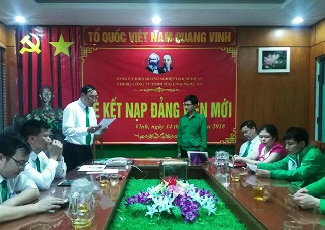 Phát triển Đảng trong doanh nghiệp tư nhân: Làm theo kiểu "hành chính" thì rất khó! - 4 Lễ kết nạp đảng viên mới tại một công ty tư nhân trên địa bàn thành phố Vinh. Ảnh: Khánh Hồng