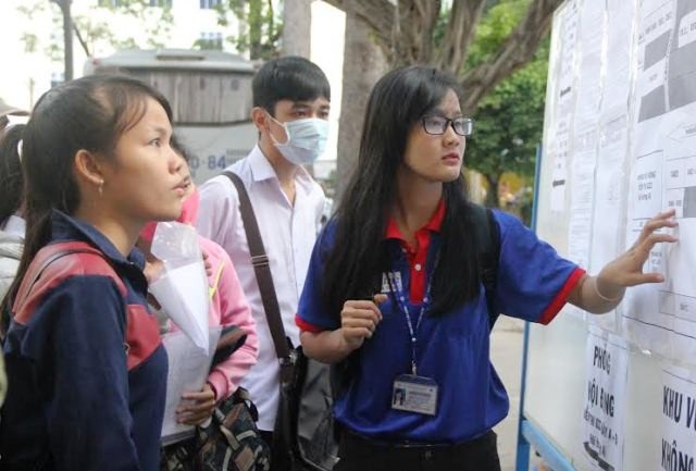 Có kỹ năng mà thiếu giá trị sống: Nguy hại! - 3
Kỹ năng sống phải được hình thành trên nền tảng của giá trị sống. (Trong ảnh: Sinh viên tại TPHCM tham gia tình nguyện tiếp sức mùa thi)