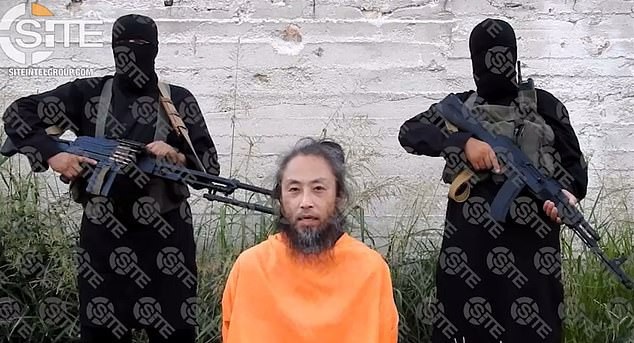 3 năm sống như “địa ngục trần gian” của nhà báo bị phiến quân Syria bắt giữ - 2 Ông Yasuda bị những kẻ bắt cóc dí súng vào đầu trong bức ảnh công bố hồi tháng 7 năm nay (Ảnh: AFP)