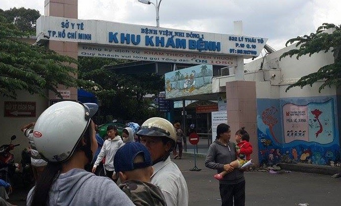 Phụ huynh tố bị bảo vệ chặn xe, dằn mặt khi đưa con vào bệnh viện - Ảnh 1. Phụ huynh tố bị bảo vệ chặn xe, dằn mặt khi đưa con vào bệnh viện - Ảnh 1.