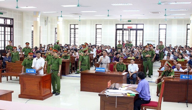 Cán bộ địa chính chiếm đoạt tiền làm sổ đỏ của người dân lãnh 18 năm tù - 2 Toàn cảnh phiên tòa phúc thẩm. (Ảnh Báo QB)