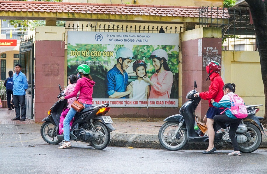 Hà Nội: Nhiều phụ huynh không đội mũ bảo hiểm cho con khi đưa trẻ tới trường - 1
Phóng viên Dân trí ghi nhận tại một số trường Tiểu học trên địa bàn Thủ đô Hà Nội, các phụ huynh khi đưa con đến trường đều đội mũ bảo hiểm nhưng lại không đội mũ bảo hiểm cho con.