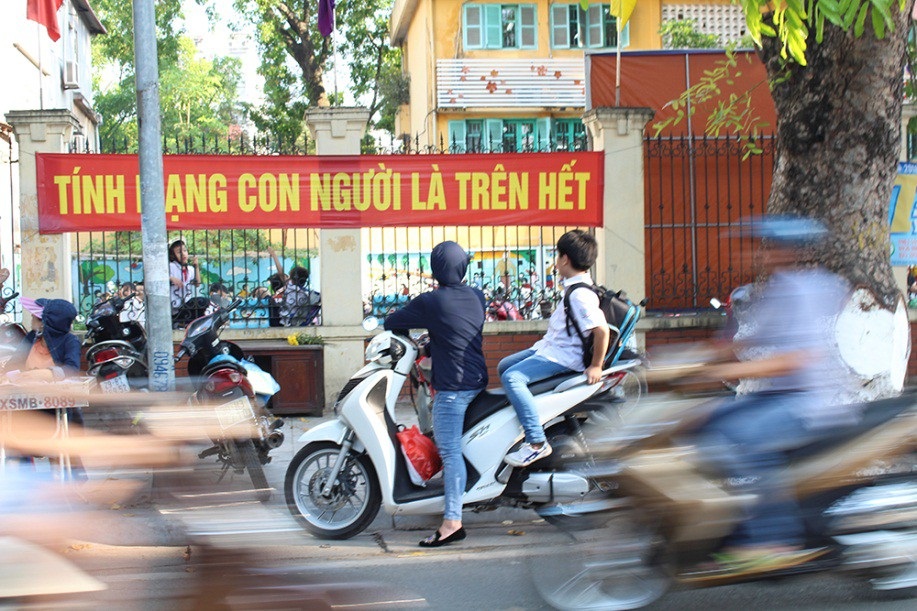 Hà Nội: Nhiều phụ huynh không đội mũ bảo hiểm cho con khi đưa trẻ tới trường - 2
Không đội mũ bảo hiểm là nguyên nhân hàng đầu gây tử vong hoặc tàn phế suốt đời, để lại hậu quả nặng nề nhất sau các vụ tai nạn. Luật giao thông cũng quy định, trẻ em ngồi trên xe máy cũng phải đội mũ bảo hiểm để đảm bảo an toàn.