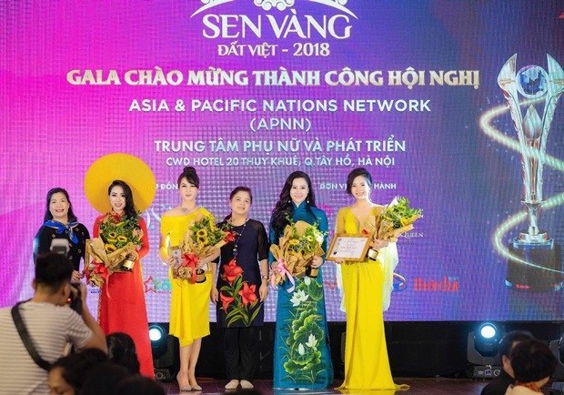 Cặp đôi nữ doanh nhân vàng của MLi Việt Nam xinh đẹp dự sự kiện - 2 Tại sự kiện, Doanh nhân Nguyễn Thị Thu Trang (bìa phải) được vinh danh Sen Vàng Đất Việt 2018 ở hạng mục Mỹ phẩm, làm đẹp, thời trang.