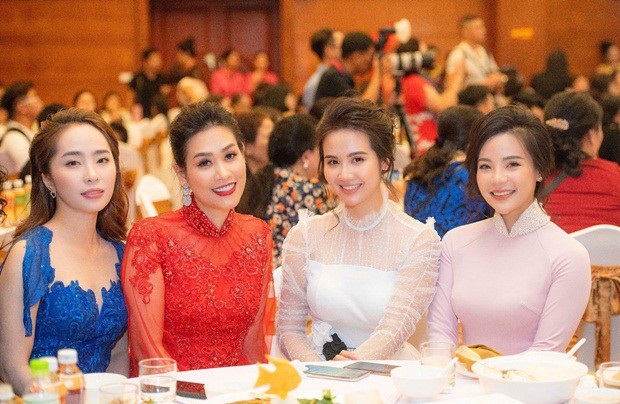 Cặp đôi nữ doanh nhân vàng của MLi Việt Nam xinh đẹp dự sự kiện - 3 Cặp đôi hội ngộ Cá sấu chúa - diễn viên Quỳnh Nga và diễn viên Hà Hương của Phía trước là bầu trời tại sự kiện.