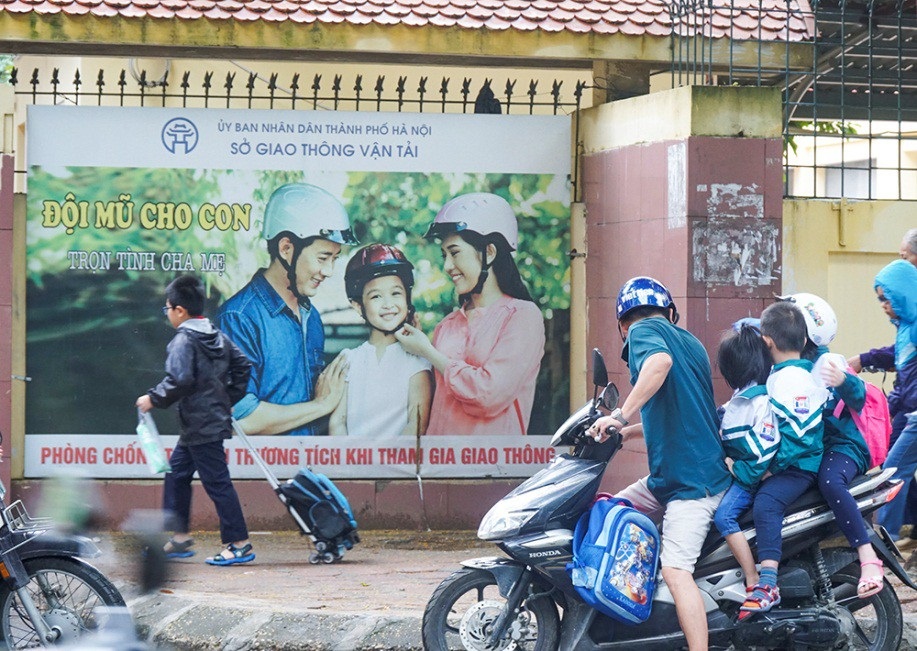 Hà Nội: Nhiều phụ huynh không đội mũ bảo hiểm cho con khi đưa trẻ tới trường - 5
Theo thống kê của Ủy ban An toàn giao thông quốc gia, sau hơn 10 năm thực hiện triển khai quy định bắt buộc đội mũ bảo hiểm đối với người đi mô tô, xe gắn máy, tỷ lệ người dân chấp hành đội mũ bảo hiểm khi tham gia giao thông đã đạt hơn 90%. Tuy nhiên, vấn đề vẫn gây nhức nhối cho các cơ quan quản lý là tỷ lệ trẻ em đội mũ bảo hiểm quá thấp, trong khi đối tượng này rất cần được bảo vệ và mũ bảo hiểm giả, nhái, kém chất lượng vẫn tràn lan.