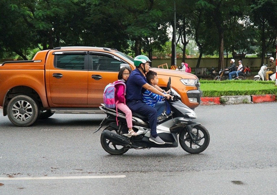 Hà Nội: Nhiều phụ huynh không đội mũ bảo hiểm cho con khi đưa trẻ tới trường - 8 Hà Nội: Nhiều phụ huynh không đội mũ bảo hiểm cho con khi đưa trẻ tới trường - 8
