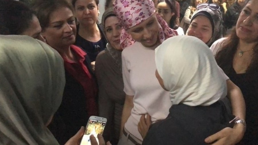 Đệ nhất phu nhân Syria xuất hiện lạc quan giữa lúc điều trị ung thư - Ảnh 2. Đệ nhất phu nhân Syria xuất hiện lạc quan giữa lúc điều trị ung thư - Ảnh 2.