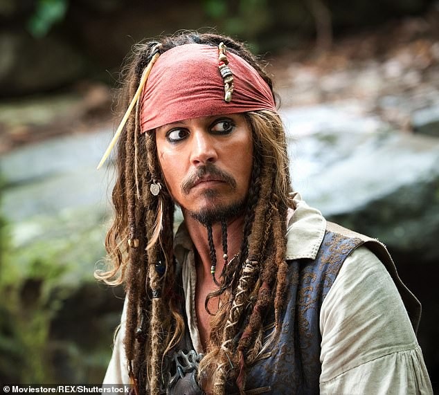 Tài tử Johnny Depp mãi vẫn chưa hết... “đen”? - 1
Johnny Depp trong “Cướp biển Caribbe”