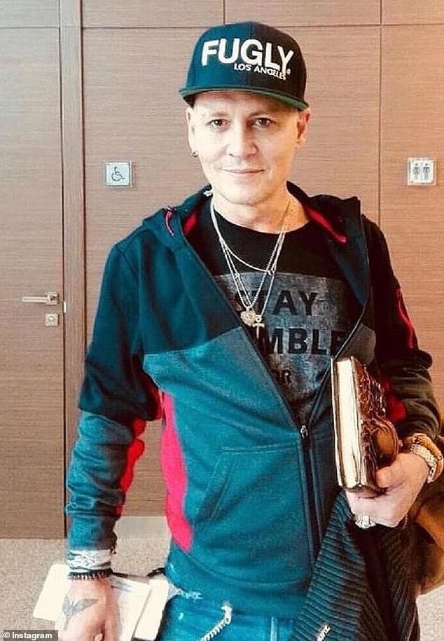 Tài tử Johnny Depp mãi vẫn chưa hết... “đen”? - 2
Johnny Depp từng khiến fan lo ngại hồi mùa hè năm nay khi anh trở nên gầy gò, xanh xao