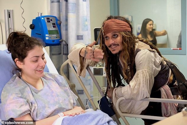Tài tử Johnny Depp mãi vẫn chưa hết... “đen”? - 4
Johnny Depp hóa trang thành thuyền trưởng Jack Sparrow tới thăm fan trong bệnh viện