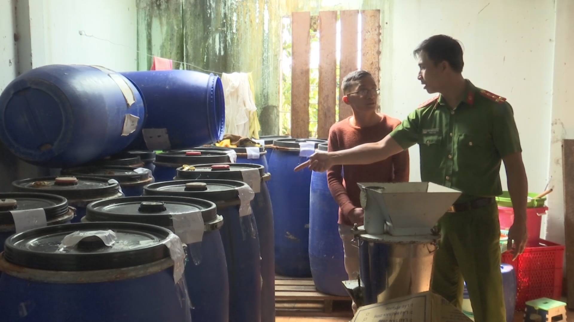 Phát hiện hàng trăm lít ớt xay và phụ gia hết hạn tại cơ sở chế biến thực phẩm - Ảnh 1. Phát hiện hàng trăm lít ớt xay và phụ gia hết hạn tại cơ sở chế biến thực phẩm - Ảnh 1.