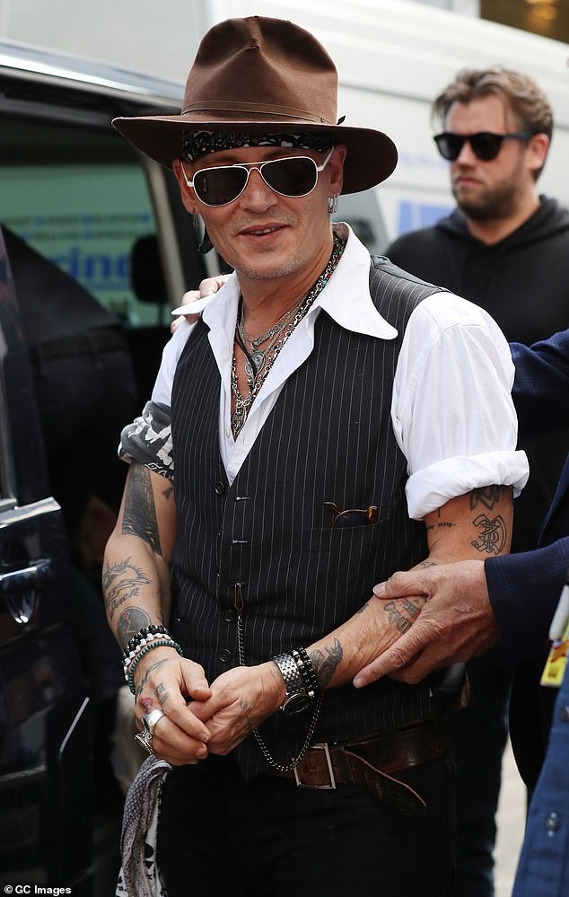 Tài tử Johnny Depp mãi vẫn chưa hết... “đen”? - 5
Johnny Depp gặp nhiều chuyện không vui trong những năm trở lại đây