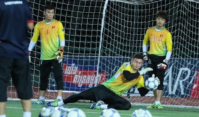Thủ môn Bùi Tiến Dũng nói gì trước nguy cơ dự bị ở AFF Cup 2018? - 1
Thủ môn Văn Lâm được đánh giá cao hơn Bùi Tiến Dũng