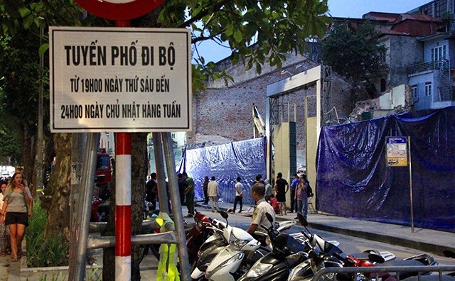 Hàng trăm công an lật từng viên gạch cứu hộ nhà bị sập đối diện hồ Gươm - 10 Ngôi nhà sập nằm trên đường Lê Thái Tổ, thời điểm đang tổ chức phố đi bộ khiến nhiều người dân hoảng loạn