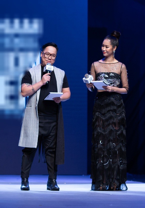 Đảm đương ở vai trò MC là Hoa hậu Dương Thuỳ Linh (dẫn tiếng Anh) và MC Tùng Leo (dẫn tiếng Việt). Vốn có nhiều năm kinh nghiệm làm MC trên sóng truyền hình trực tiếp, đồng thời có khả năng tiếng Anh tốt nên Dương Thuỳ Linh dễ dàng bắt nhịp nhanh cùng MC Tùng Leo để hoàn thành tốt công việc.