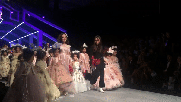 BTV Hoài Anh VTV bất ngờ sải bước catwalk làm… người mẫu đầy thần thái - 2 Chia sẻ với PV Dân trí, “mẹ chồng” Lan Hương (Sống chung với mẹ chồng) khen ngợi, Hoài Anh đem lại cảm giác như một cô công chúa giữa bầy thiên nga.