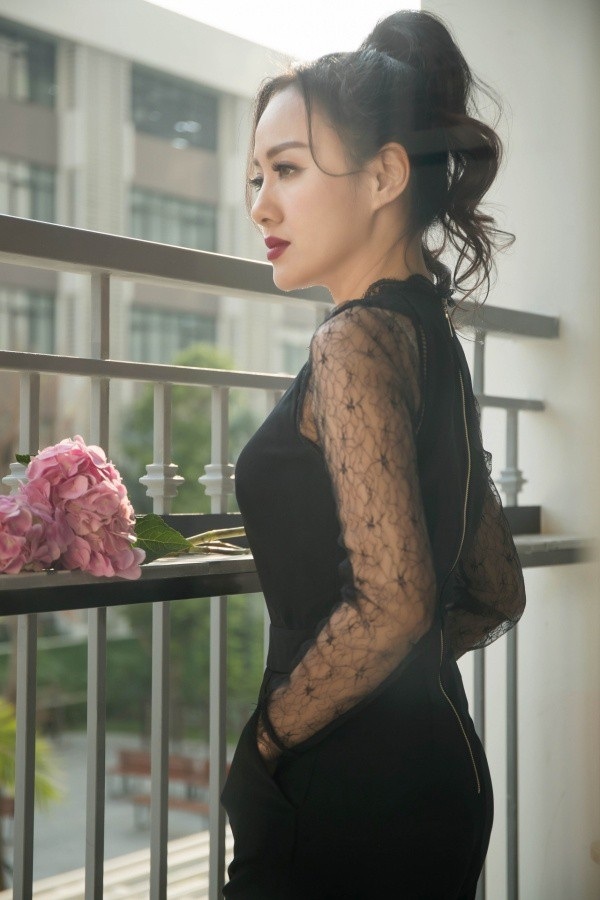 BTV Hoài Anh VTV bất ngờ sải bước catwalk làm… người mẫu đầy thần thái - 10 Nữ BTV cũng thực hiện rất nhiều bộ ảnh thời trang khi thì là đồ công sở nhẹ nhàng...