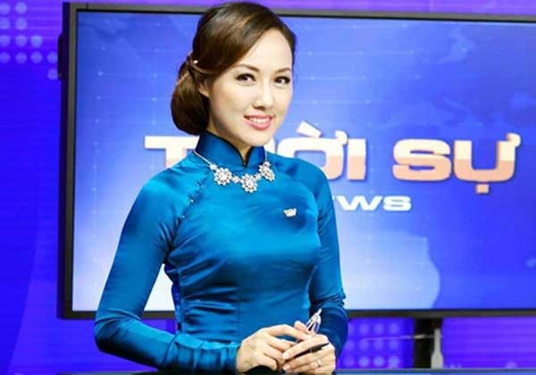 BTV Hoài Anh VTV bất ngờ sải bước catwalk làm… người mẫu đầy thần thái - 7 Với ngoại hình khả ái và chất giọng Nam Bộ đặc trưng, BTV Hoài Anh của bản tin thời sự 19h và được rất nhiều khán giả mến mộ.