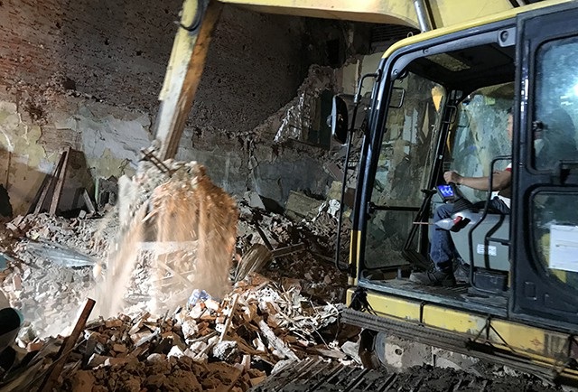 Hàng trăm công an lật từng viên gạch cứu hộ nhà bị sập đối diện hồ Gươm - 4 Hàng trăm công an lật từng viên gạch cứu hộ nhà bị sập đối diện hồ Gươm - 4
