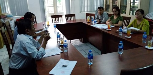 Luật mơ hồ, phát sinh rắc rối cho người lao động - 1 Người lao động trình bày nguyện vọng của mình trong một vụ tranh chấp lao động tại LĐLĐ quận 10, TP HCM