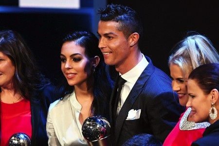 Dính nghi án hiếp dâm, C.Ronaldo vẫn được bạn gái hết mực yêu thương - 3 Georgina Rodriguez đã luôn đồng hành cùng CR7 trong mọi khoảnh khắc