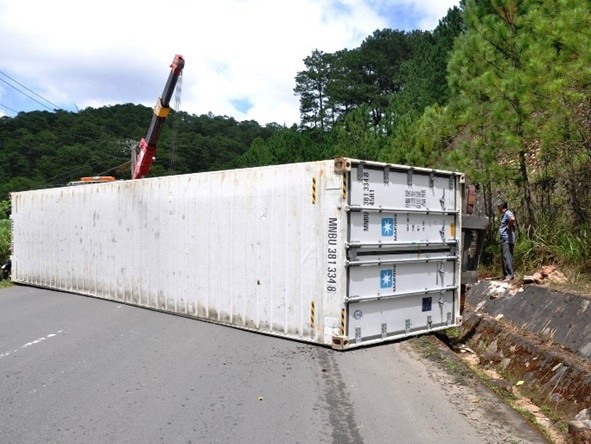 Xe container lật trên đèo Mimosa, giao thông ách tắc nhiều giờ liền - 1 Hiện trường vụ tai nạn rơ móc xe container lật chắn ngang đường