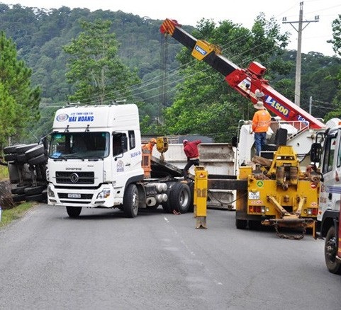 Xe container lật trên đèo Mimosa, giao thông ách tắc nhiều giờ liền - 2 Lực lượng cứu hộ đang đưa chiếc xe rời hiện trường