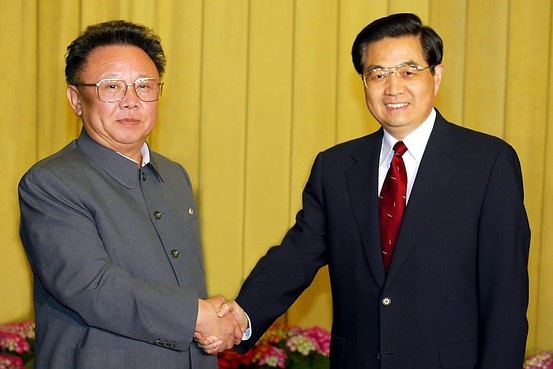 Nhà lãnh đạo Kim Jong-il (trái) bắt tay Chủ tịch Trung Quốc Hồ Cẩm Đào trong cuộc gặp tại Bắc Kinh năm 2004 (Ảnh: AFP)
