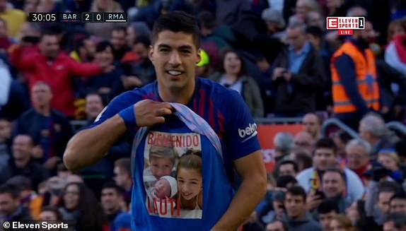 Barcelona 5-1 Real Madrid: Cú hattrick của Luis Suarez - 12
Luis Suarez ăn mừng bàn thắng nâng tỷ số lên 2-0 cho Barcelona