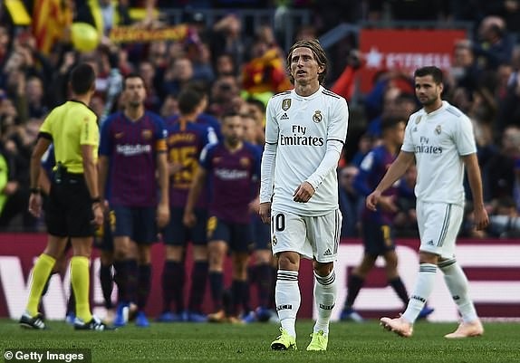 Barcelona 5-1 Real Madrid: Cú hattrick của Luis Suarez - 11
Nỗi thất vọng của Luka Modric cùng đồng đội