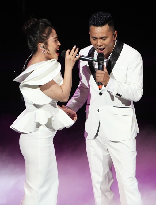 Tú Dưa ôm chặt vợ, xúc động nói “cảm ơn em” - 6 Lam Trang, bà xã Tú Dưa song ca cùng chồng “Về với em”, “Quá yêu”