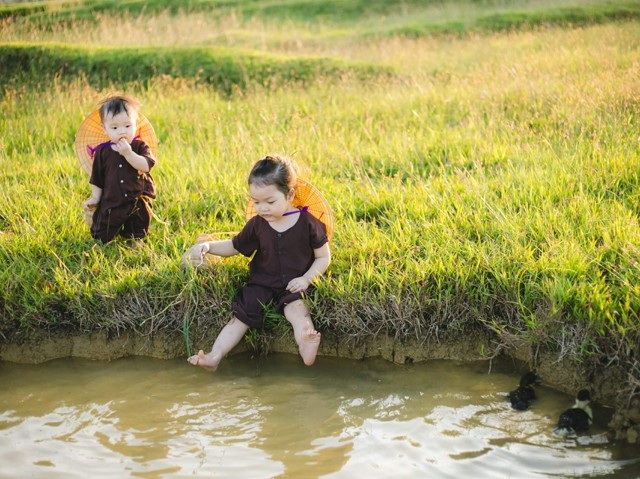 Cực đáng yêu bộ ảnh “dắt nhau ra đồng” của hai bé gái xứ Nghệ - 7 Tận hưởng không khí thanh bình của đồng quê trong ánh chiều tà bên hồ nước mát lạnh cùng những chú vịt xinh xắn tung tăng bơi lội.